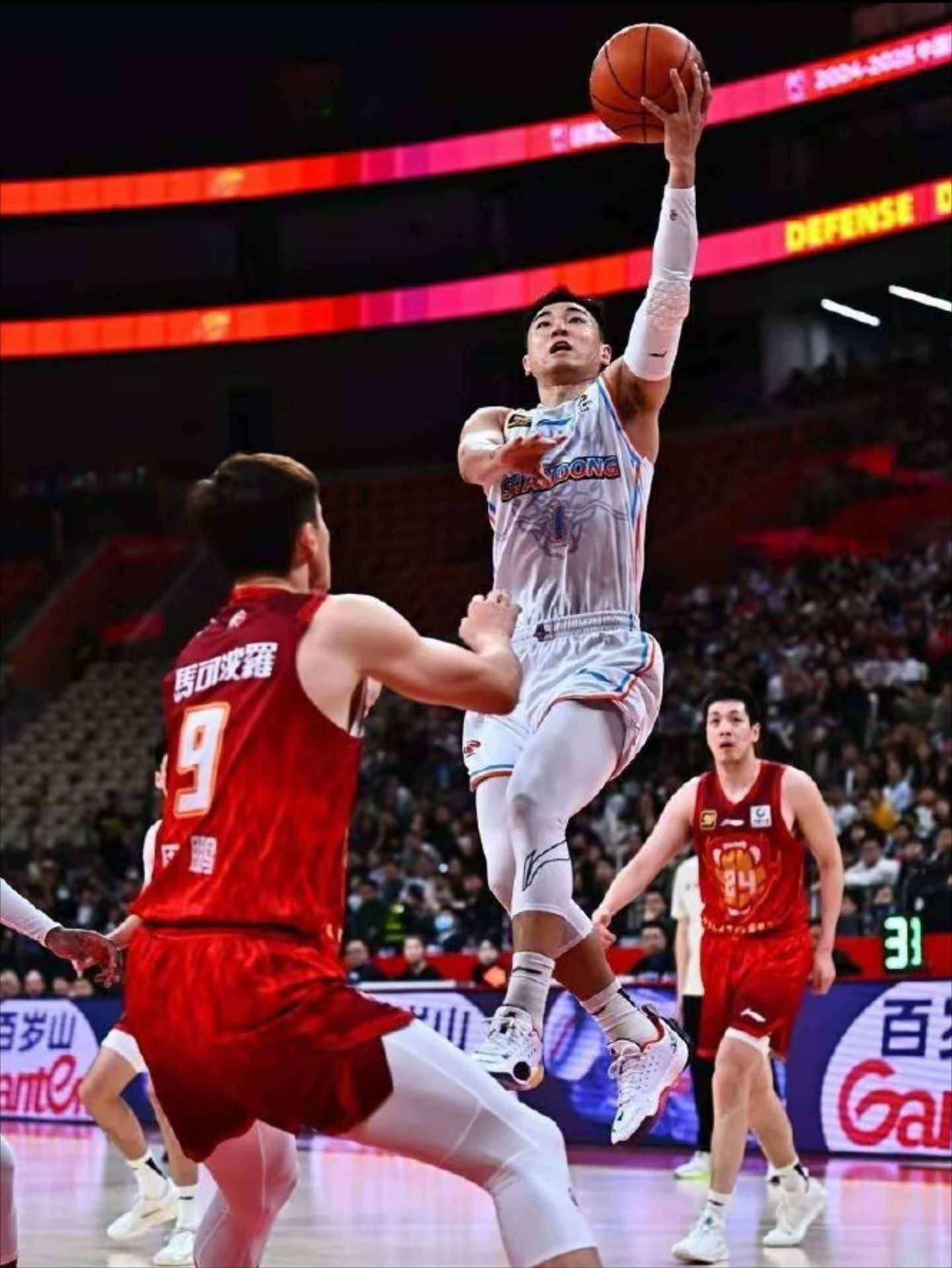 山东男篮主场取得惊险胜利，士气大振的简单介绍